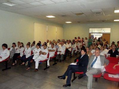 Gustavo Posse observ� dos cirug�as en vivo en el Hospital de San Isidro