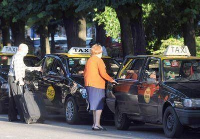 Aumentar�n la tarifa de los taxis, pero intentar�n reducir la antig�edad de los veh�culos
