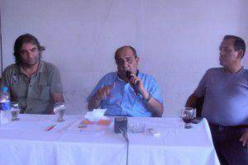  Mois�s habl� del reclamo de remiseros y dijo que, "son grupos mafiosos que hay en San Pedro de Jujuy"