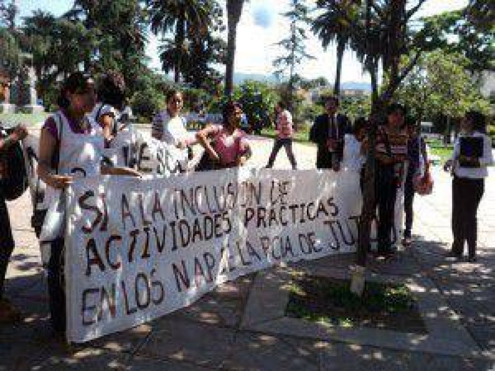  Docentes de actividades pr�cticas exigen al Ministerio de Educaci�n de Jujuy poder trabajar