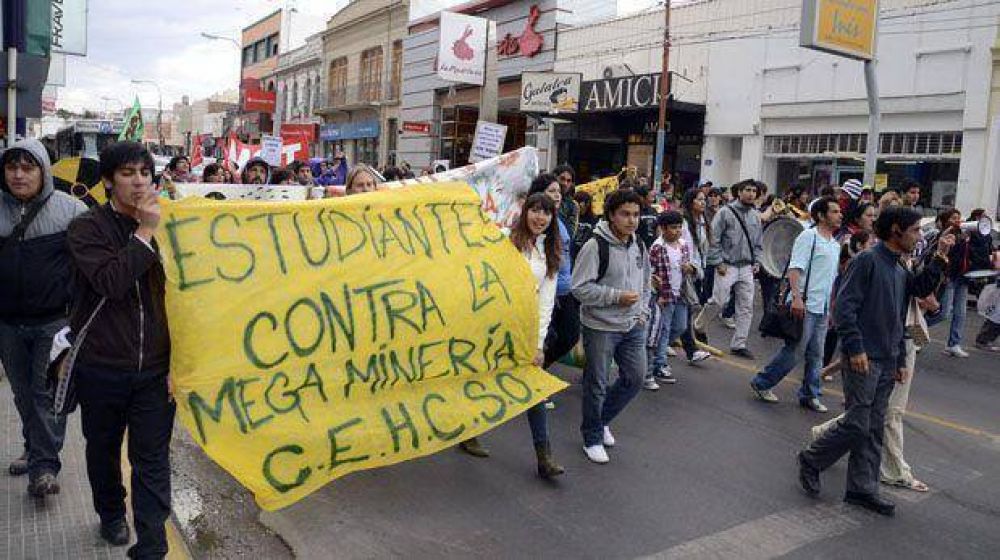 En el centro de Comodoro se vivi� una movilizaci�n contra la megaminer�a