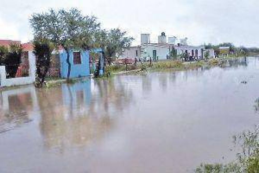 Violento tornado hizo volar techos y dej� bajo el agua a pueblos del sur 