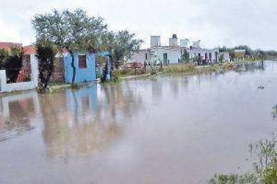 Violento tornado hizo volar techos y dej� bajo el agua a pueblos del sur 