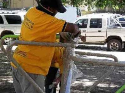 Colocan aparatos en las plazas para hacer actividad f�sica