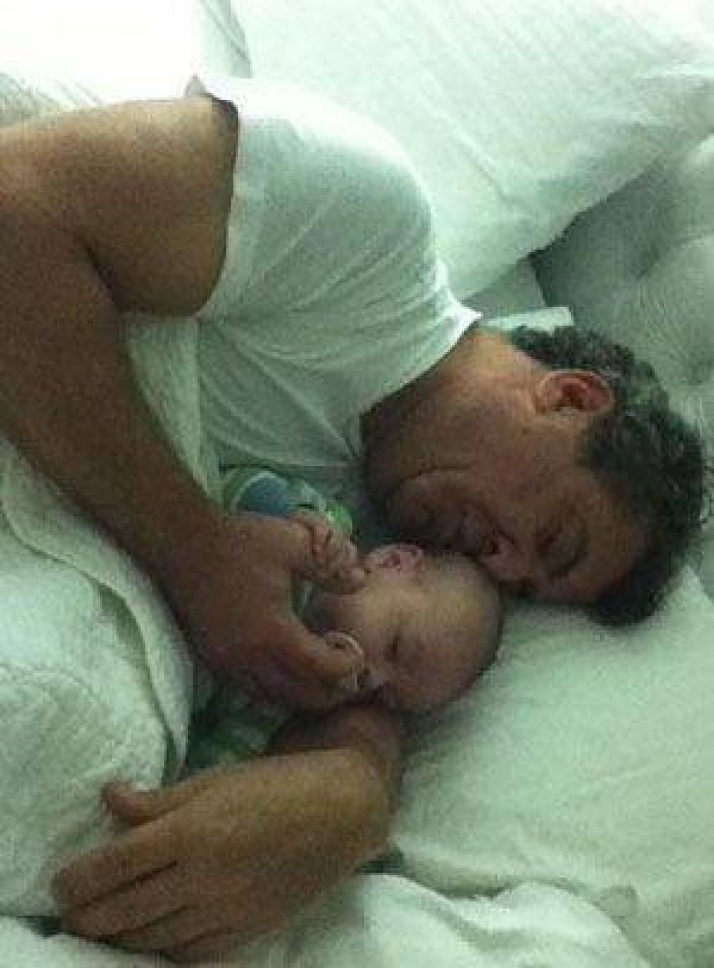 El gobernador con su nieto, en plena siesta