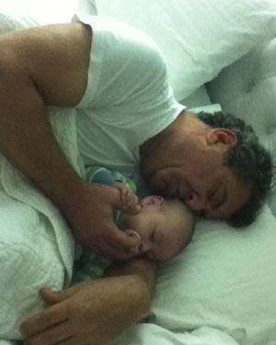 El gobernador con su nieto, en plena siesta