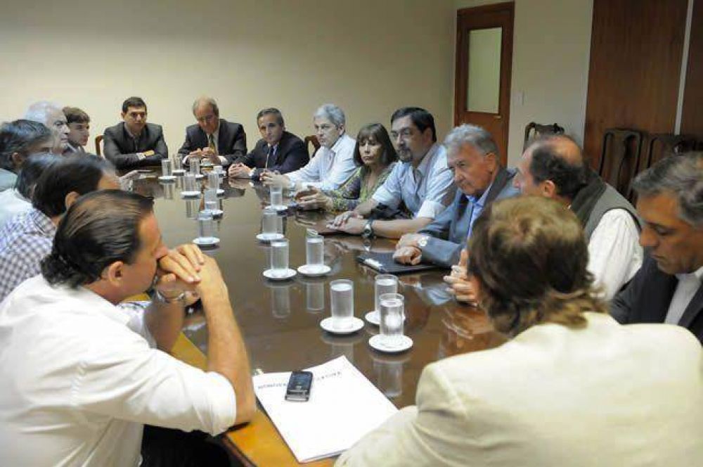 Feijo� trat� el problema de las cuencas acu�feras con legisladores 