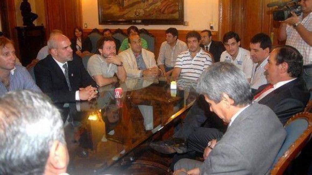 Los due�os de los boliches le pidieron a Alperovich que revise la Ley 4 AM  