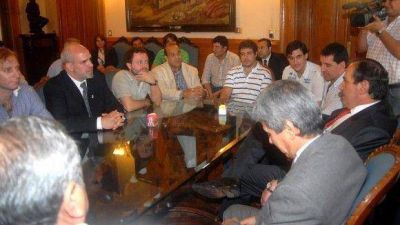 Los due�os de los boliches le pidieron a Alperovich que revise la Ley 4 AM  