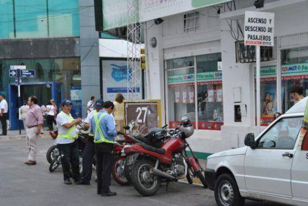Agentes aplican multas a motociclistas infractores