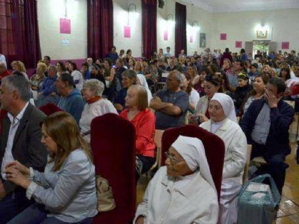 Para poner a punto su teatro, el hospital Romero participa de la fiesta del Pan Dulce Artesanal