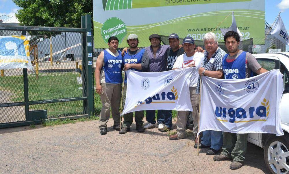 Empleados de la firma Bayacal SA realizan un bloqueo frente a la misma