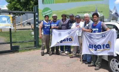 Empleados de la firma Bayacal SA realizan un bloqueo frente a la misma