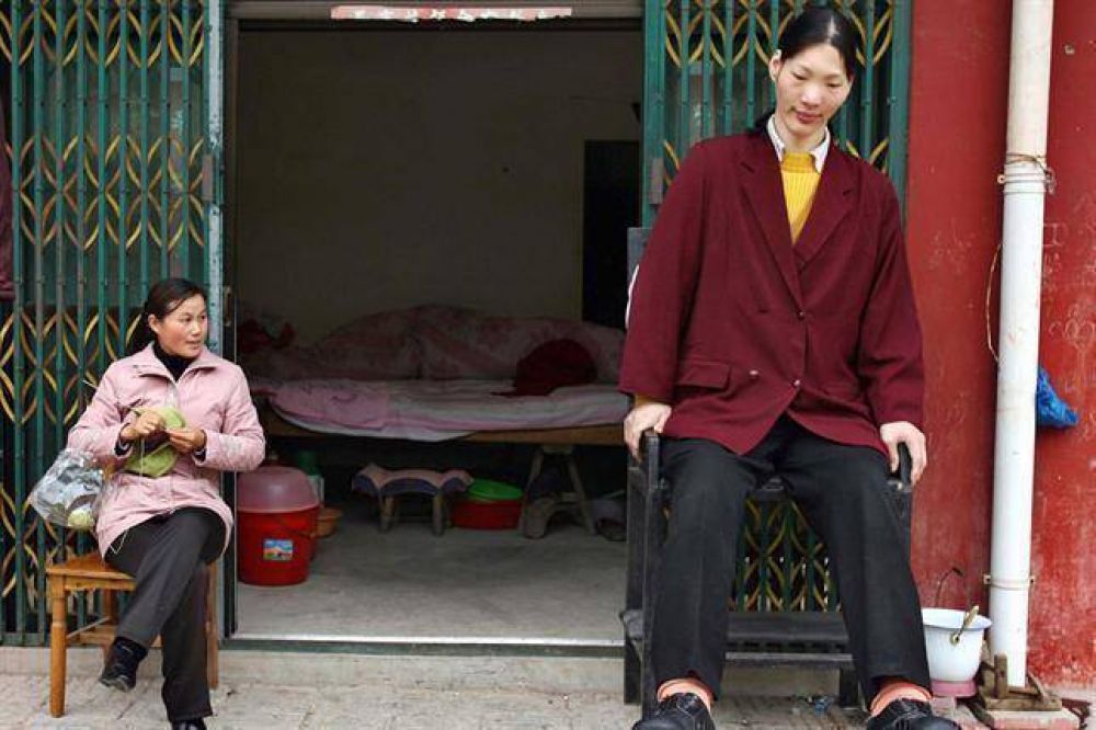 Muri� en China la mujer m�s alta del mundo: med�a 2,33 metros