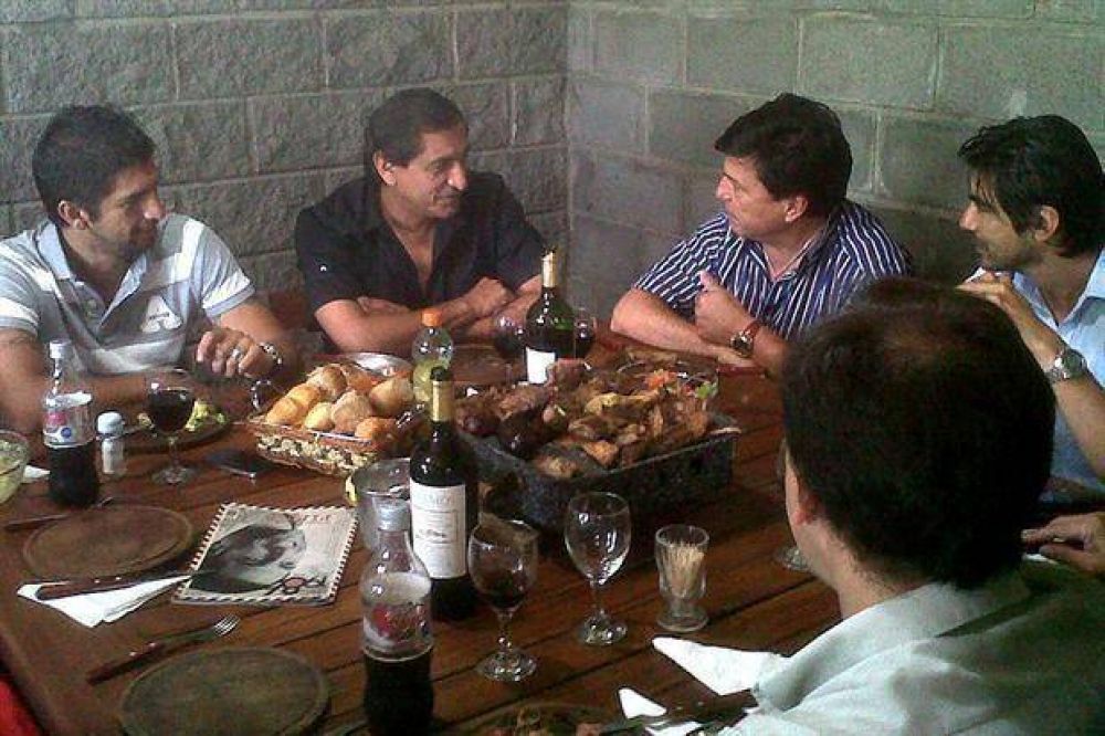 Cada vez m�s juntos: Passarella y Ram�n comieron un asado con todo el plantel