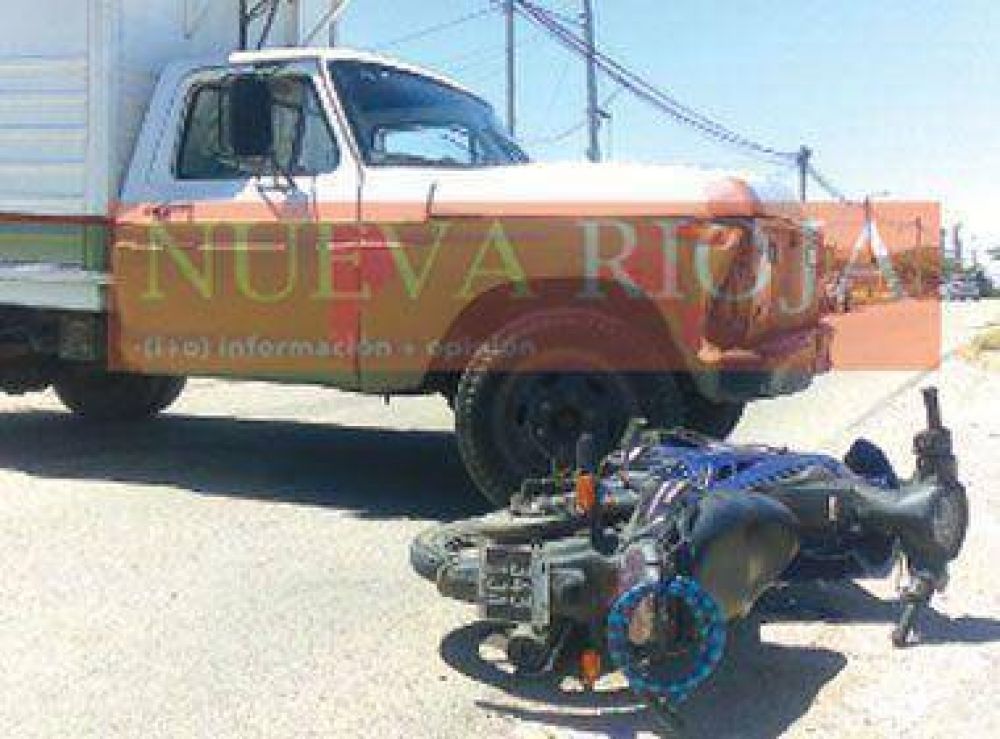 Tres ni�os de 9, 6 y 3 a�os circulaban en moto y chocaron un cami�n repartidor 