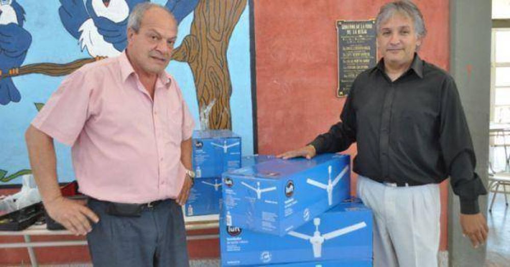 El ministro Bosetti entreg� ventiladores prometidos para el Colegio N� 12 
