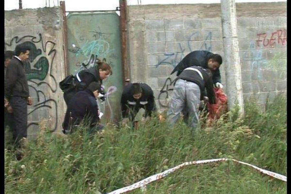  Encontraron restos humanos en bolsas rojas en la v�a p�blica