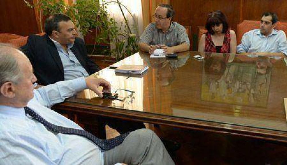 El Gobierno recibi� a dirigentes sindicales que reclaman por descuentos en sus bonos  