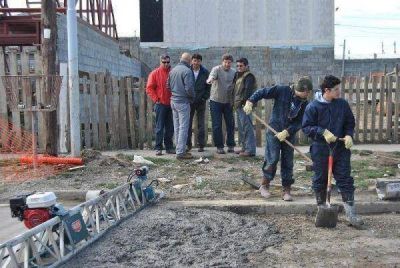 El Municipio ejecuta pavimentaci�n en la Margen Sur con personal propio