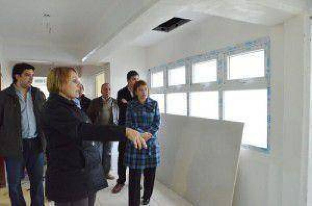 La Gobernadora R�os verific� los avances de la obra del CAPS 6