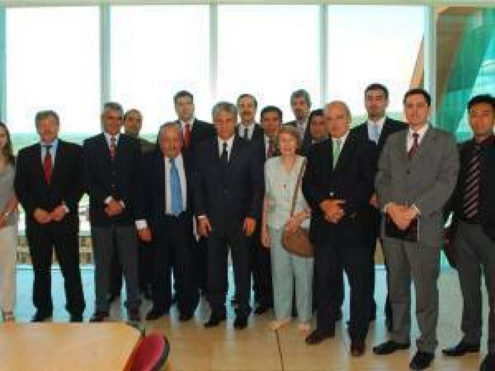 El Gobernador se reuni� con 15 representantes comerciales de todo el mundo