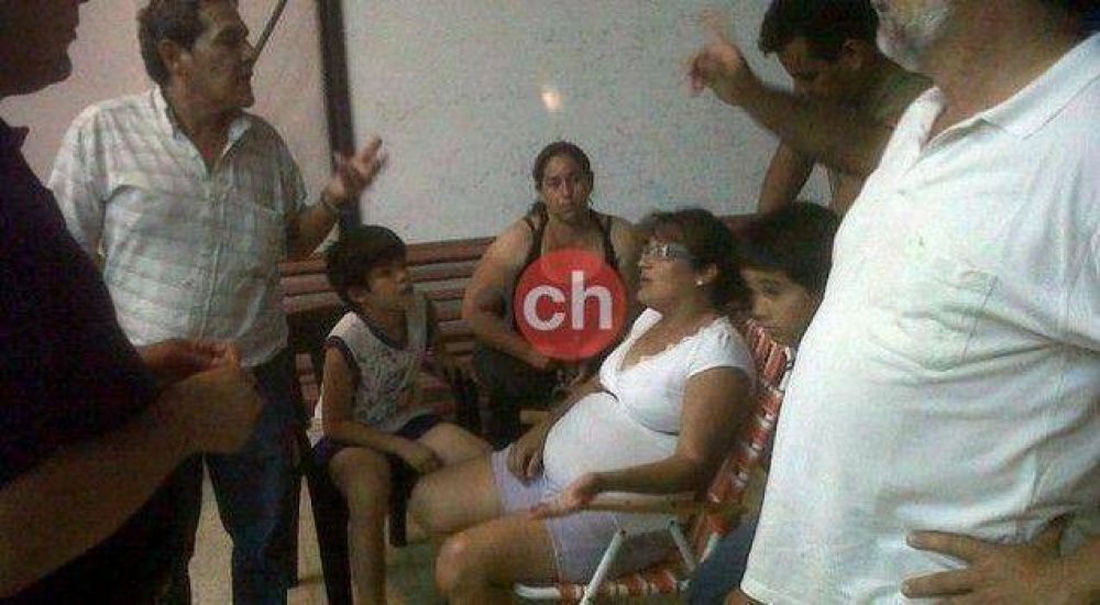 Cansada de estar sin luz, se encaden� en Secheep