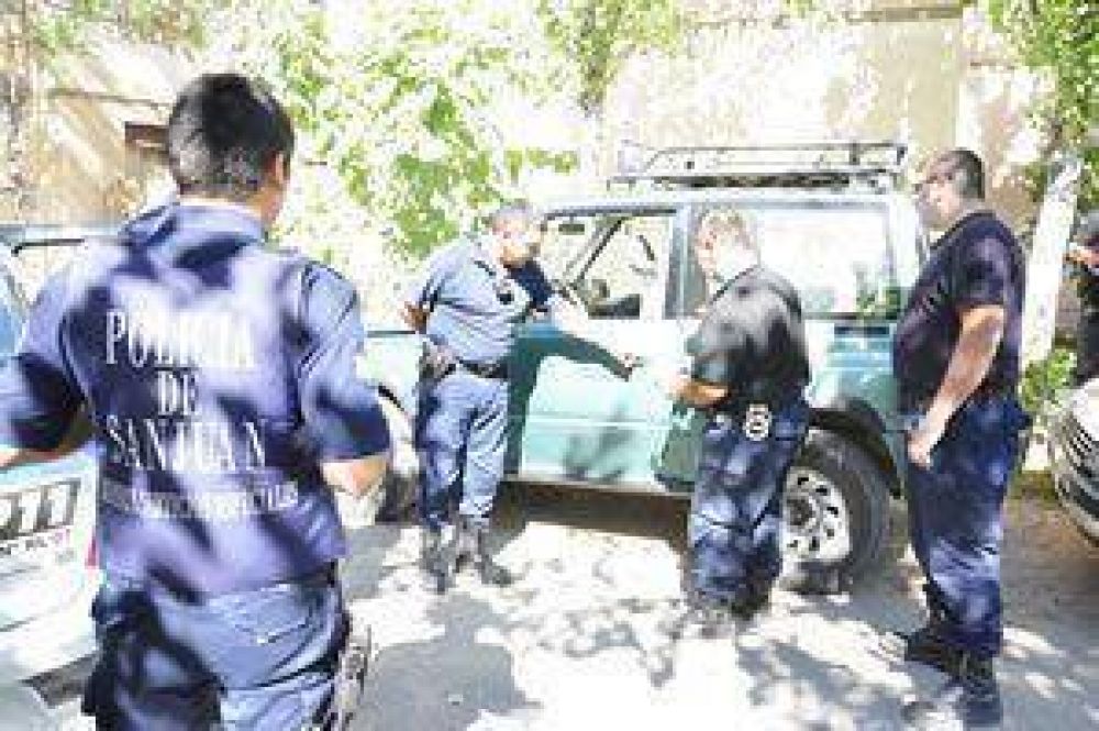 Entran a una casa, roban y se fugan en una camioneta