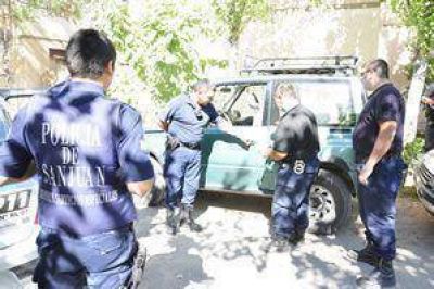 Entran a una casa, roban y se fugan en una camioneta