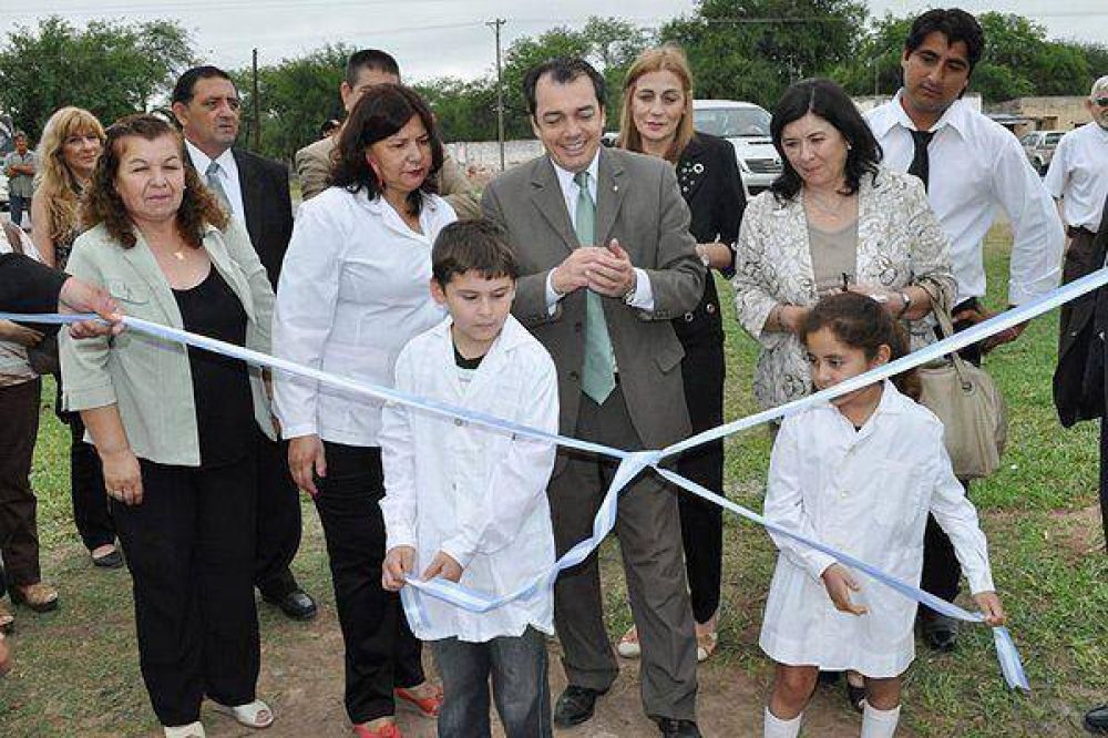 Inauguran la refacci�n de la Escuela N� 166 "Crist�bal Col�n" de Gramilla Vieja 