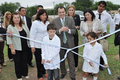 Inauguran la refacci�n de la Escuela N� 166 "Crist�bal Col�n" de Gramilla Vieja 