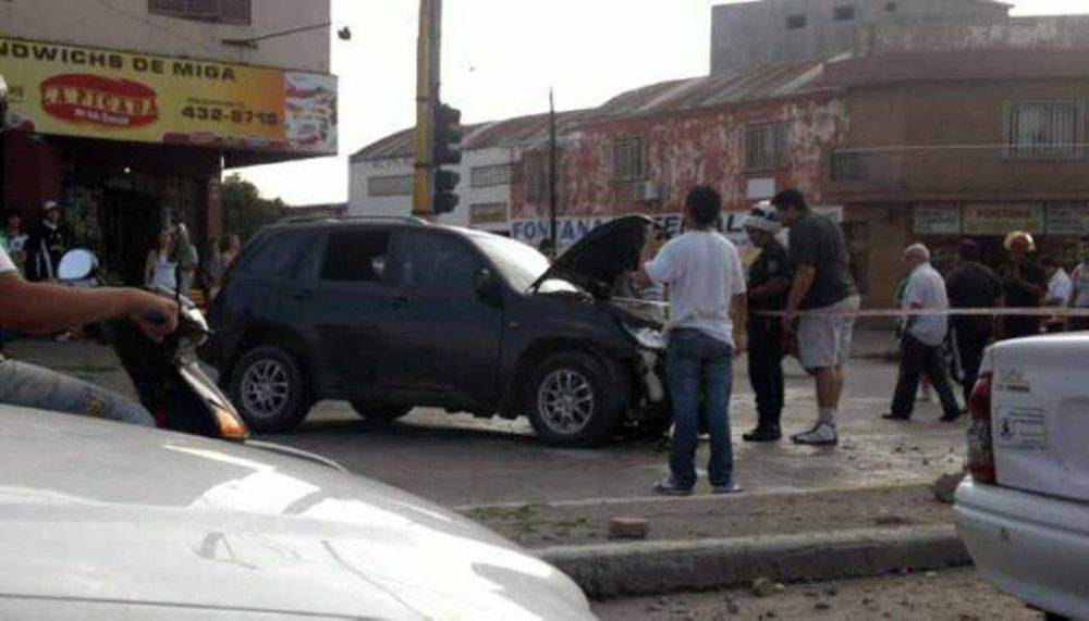Un camioneta se estrell� contra un poste de luz y lo dej� inclinado 