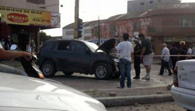 Un camioneta se estrell� contra un poste de luz y lo dej� inclinado 