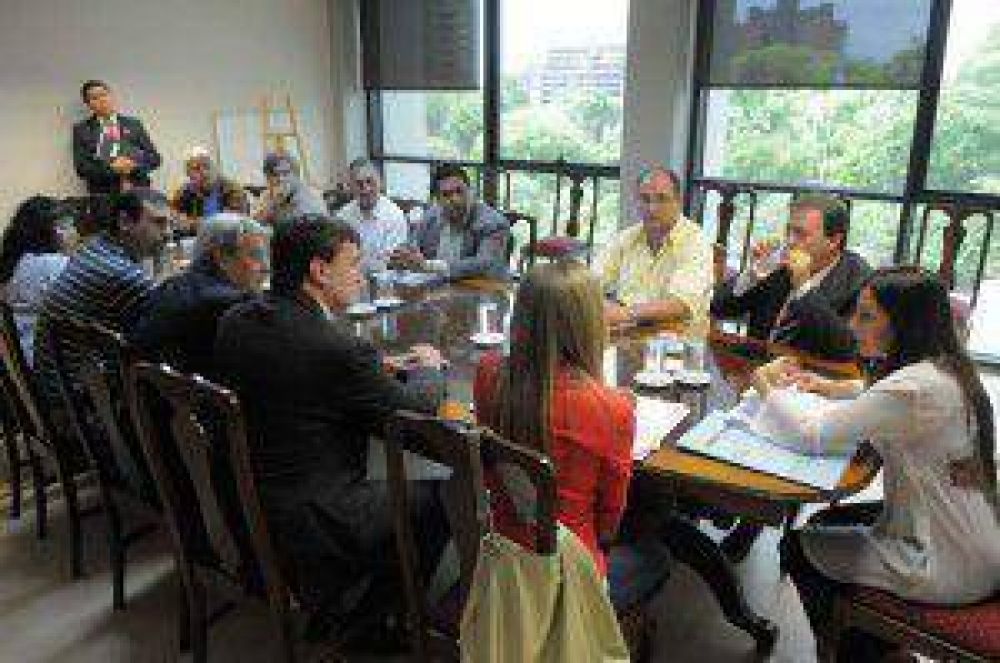 Acuerdo para tratar el proyecto de ley destinado a regular la actividad de t�cnicos gasistas y electricistas  