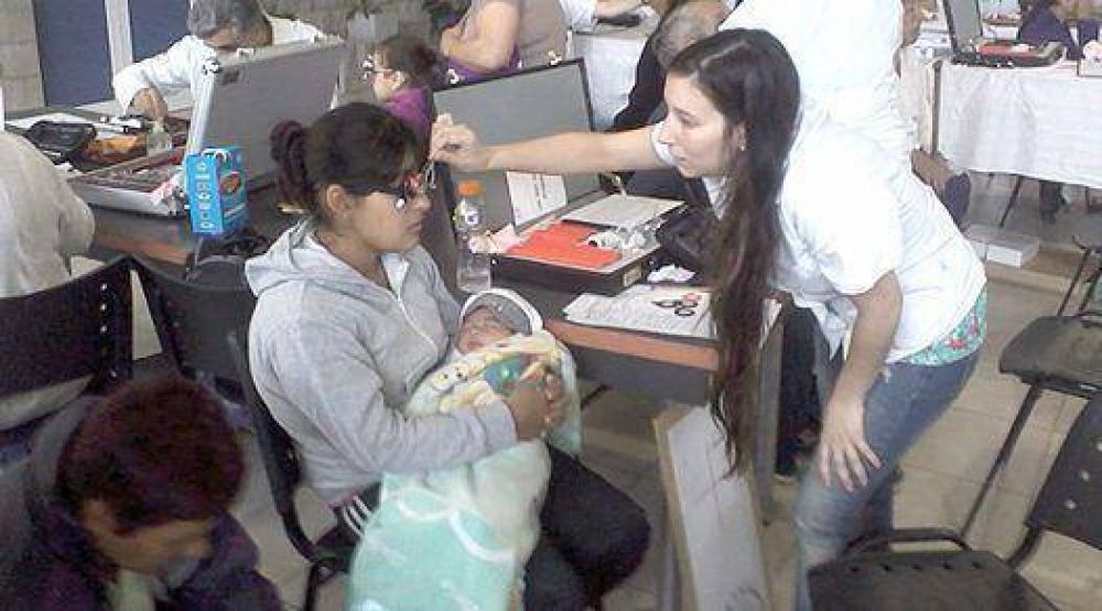 El Municipio les cheque� la visi�n a m�s de 300 vecinos en Fiorito