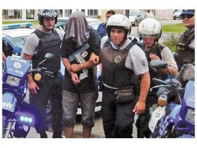 Dispar� a polic�as, lo persiguen y apresan en el barrio Mayoraz