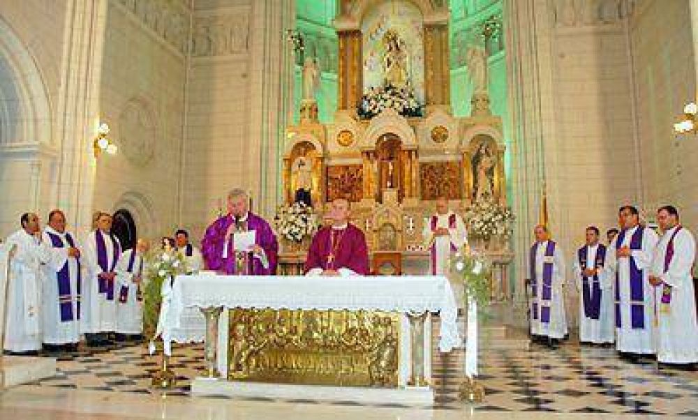 El padre Carlos Miri asumi� como p�rroco en la iglesia Nuestra Se�ora de la Merced