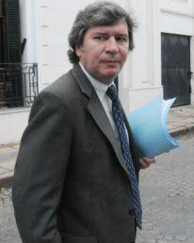 De acusar genocidas a buscar narcos