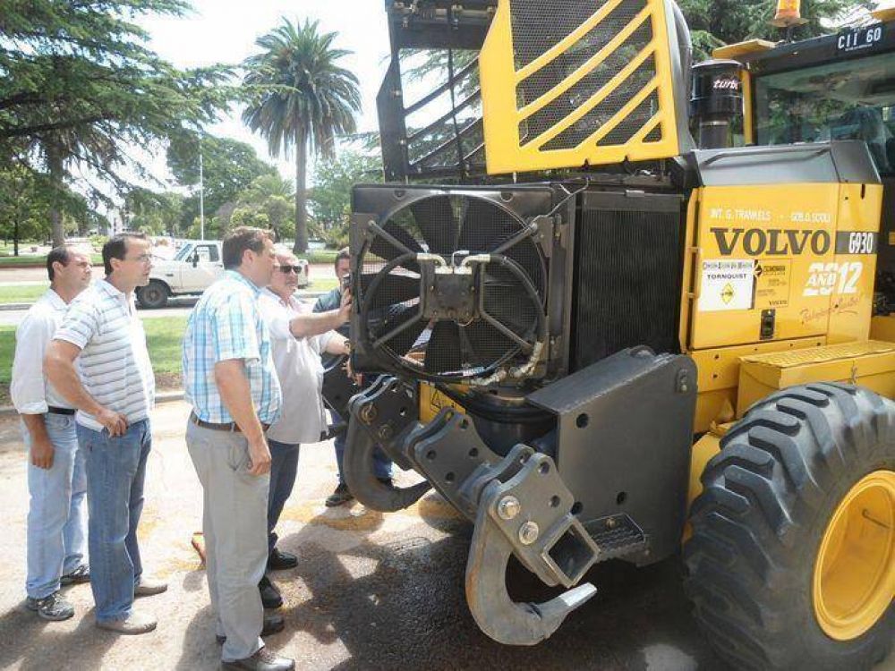 Incorporaron motoniveladora al parque vial municipal