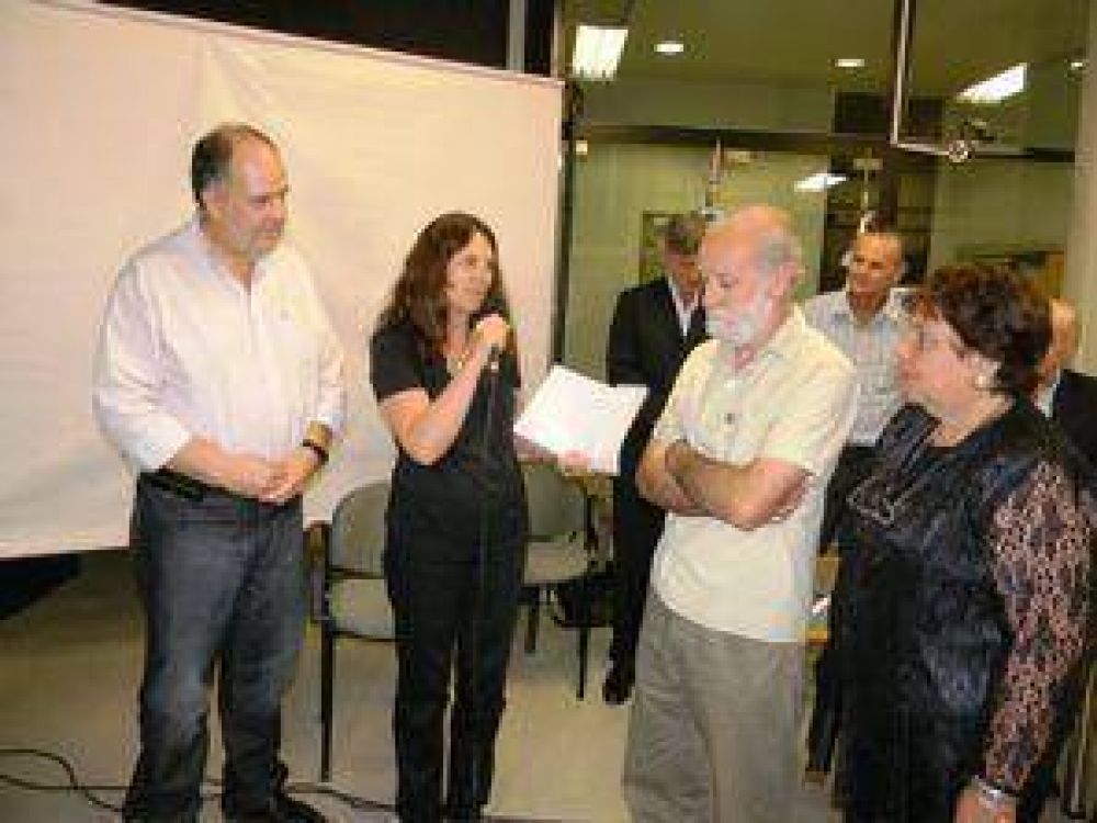 El Banco Credicoop realiz� un aporte a tres instituciones educativas 