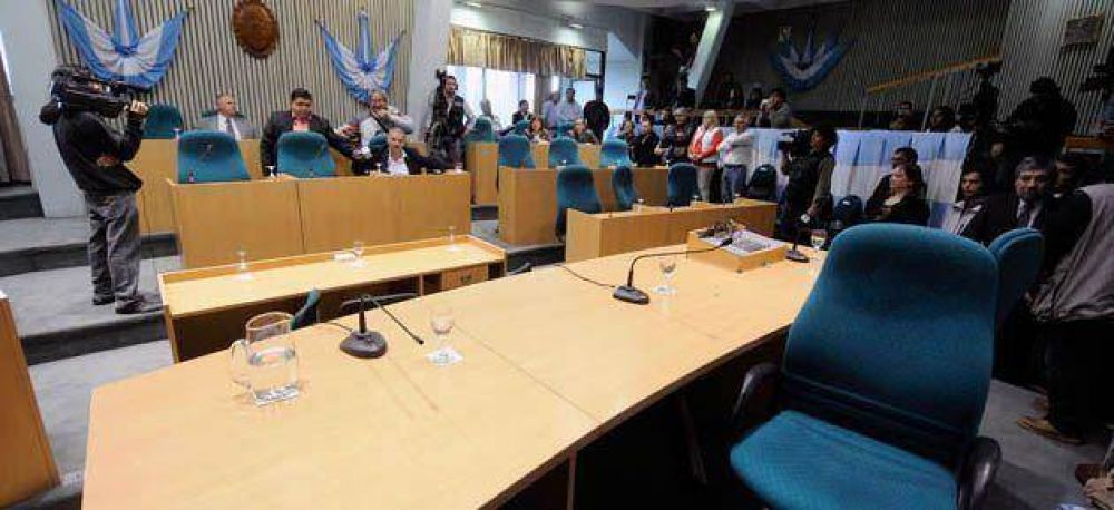 Santa Cruz: La C�mpora le vaci� la sesi�n a Peralta y ahora corre riesgo el aguinaldo
