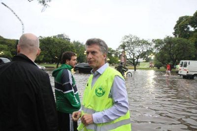 Macri recorri� las zonas inundadas