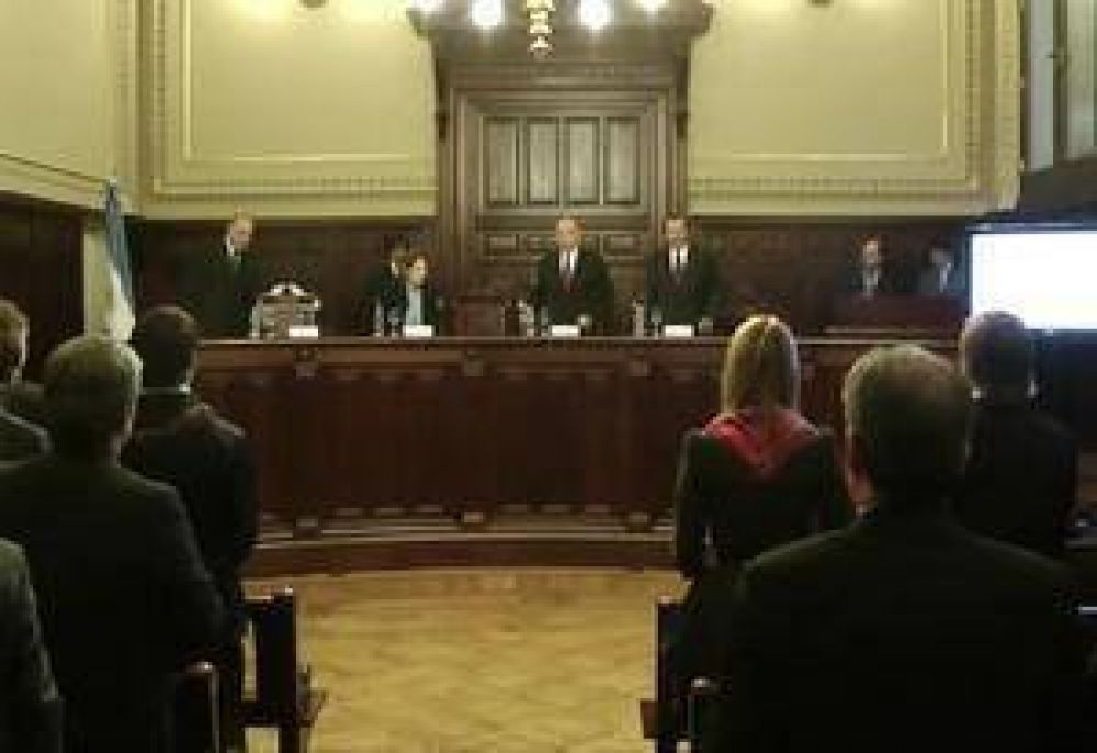 Bonos de la promoci�n industrial: Poggi le pidi� una pr�rroga al presidente de la Corte