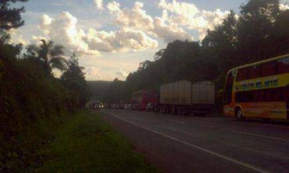Un cami�n de Posadas volc� y se incendi� sobre la Ruta 12