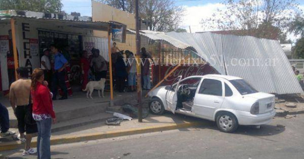 Auto vol� seis metros y choc� con un tinglado 
