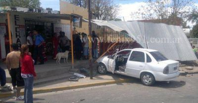 Auto vol� seis metros y choc� con un tinglado 