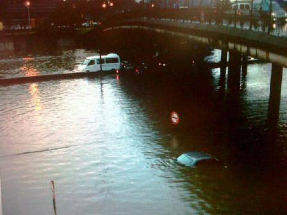La tormenta gener� serios inconvenientes en Panamericana que estuvo cortada por la inundaci�n