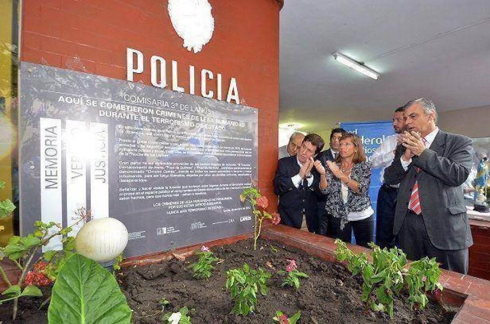 D�AZ P�REZ DESCUBRI� UNA PLACA EN LA QUE SE SE�ALIZA UNA COMISAR�A DEL DISTRITO QUE FUNCION� COMO CENTRO CLANDESTINO DE DETENCI�N