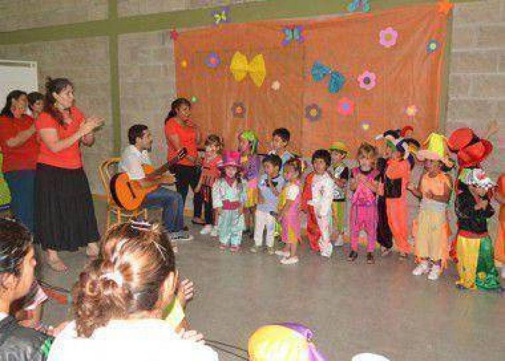 Cierre de actividades de los Jardines Maternales y Centros Ayel�n 