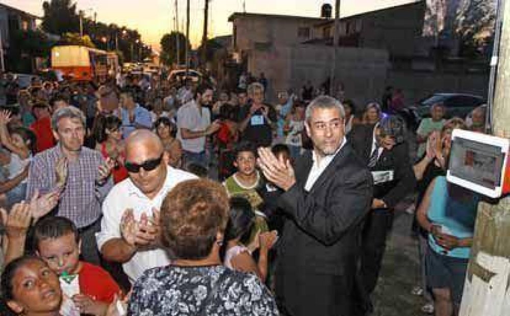 El Intendente inaugur� luminarias en Wilde Este